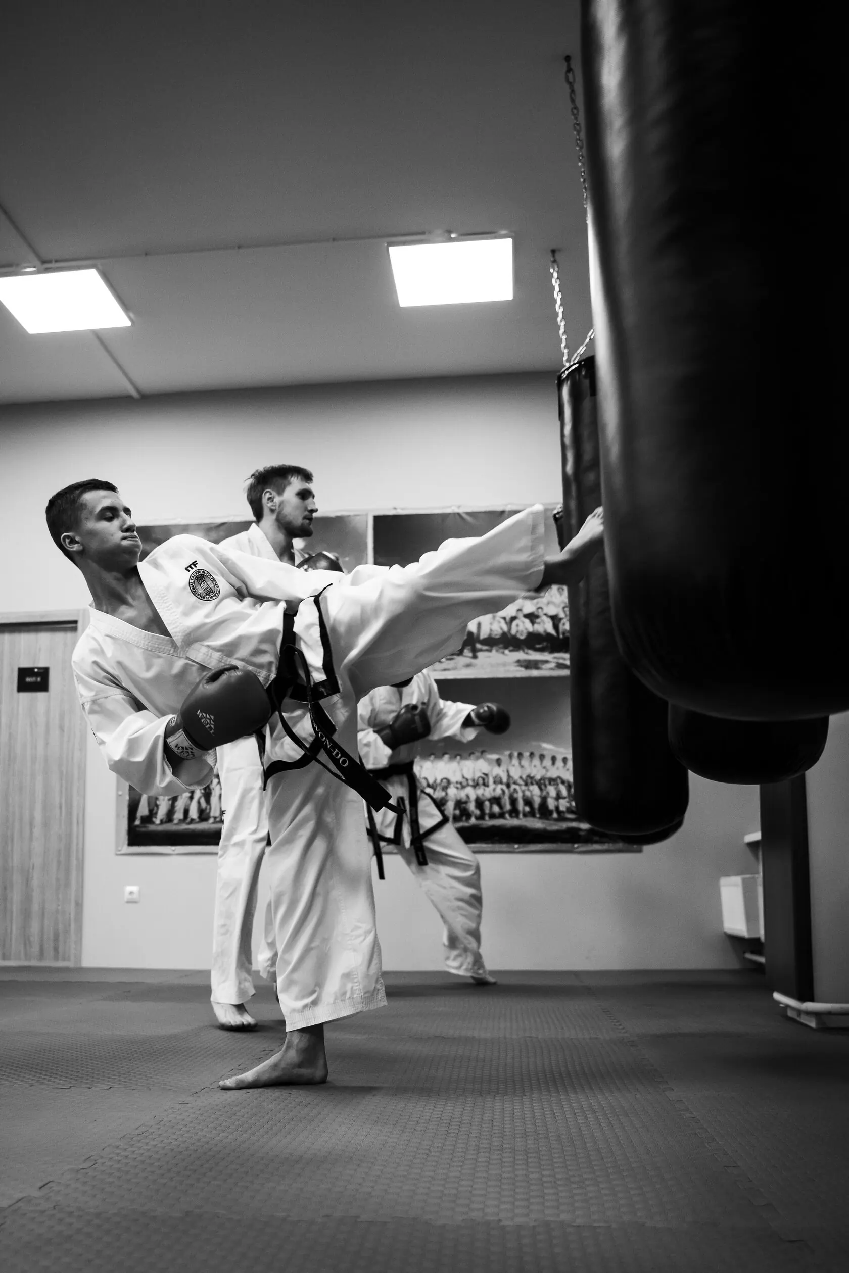 Спортсмены отрабатывают удары на тренировке